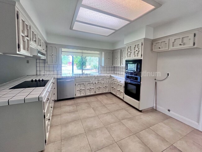 Building Photo - 9193 N Fowler Ave