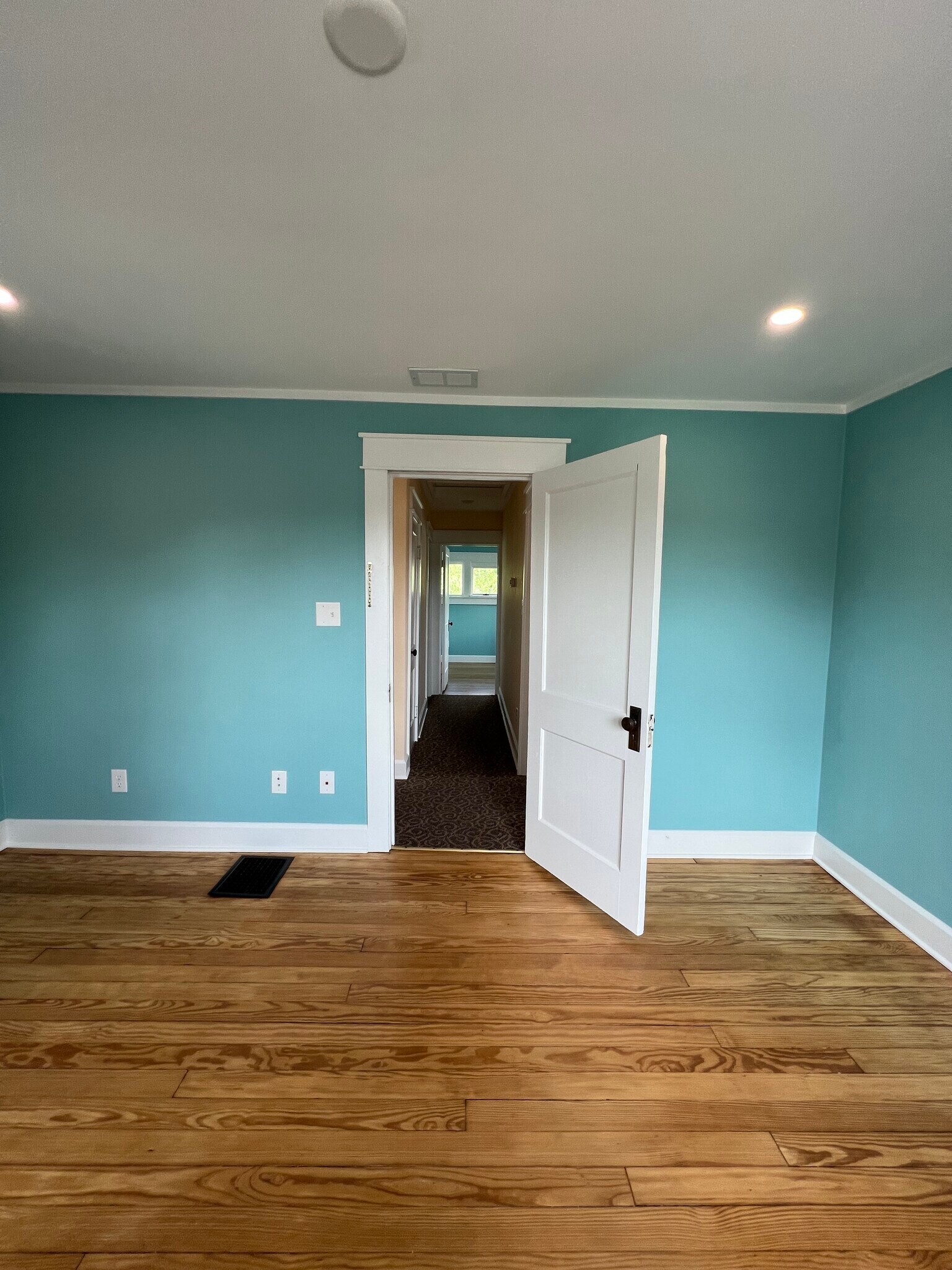 Building Photo - 549 S Lincoln St