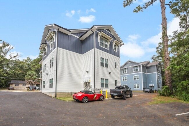 Building Photo - 1720 Airport Dr