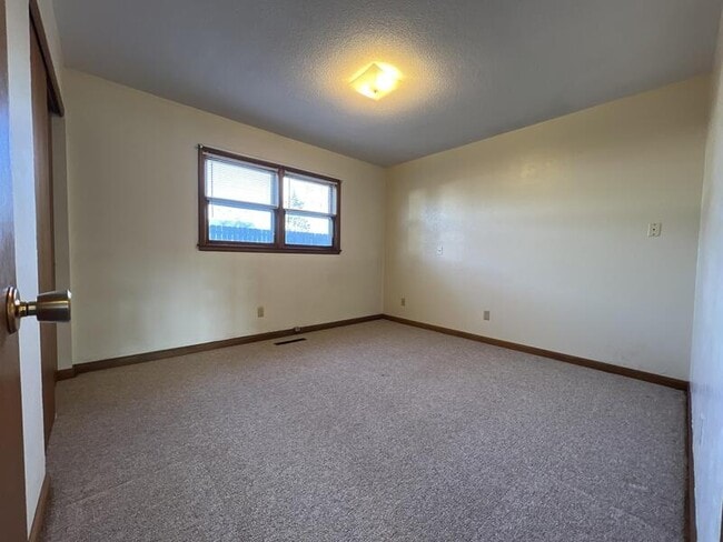 Building Photo - 480 5th Ave