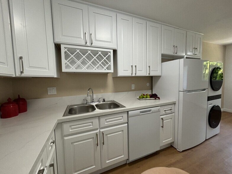 Building Photo - Casa De Helix La Mesa, Brand New Kitchen, w/d