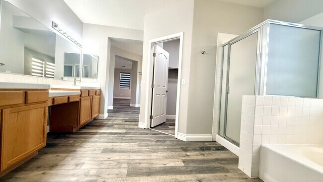 Building Photo - Five bedroom home in Henderson with downstairs bedroom and pool And Spa