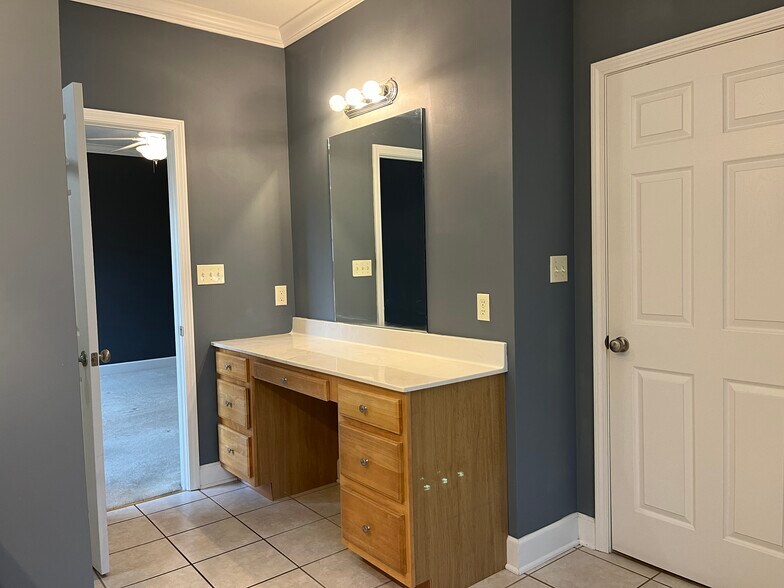 Building Photo - 2 Larchmont Ln