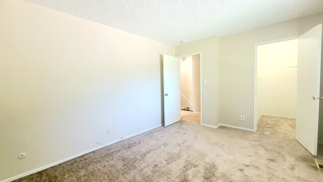 Building Photo - Beautifully Maintained Condo w/ Pool Access!
