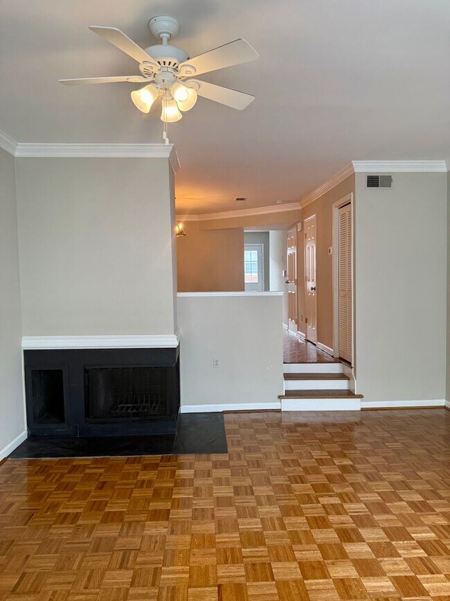 Building Photo - 2-bedroom, 2.5-bathroom home located in th...