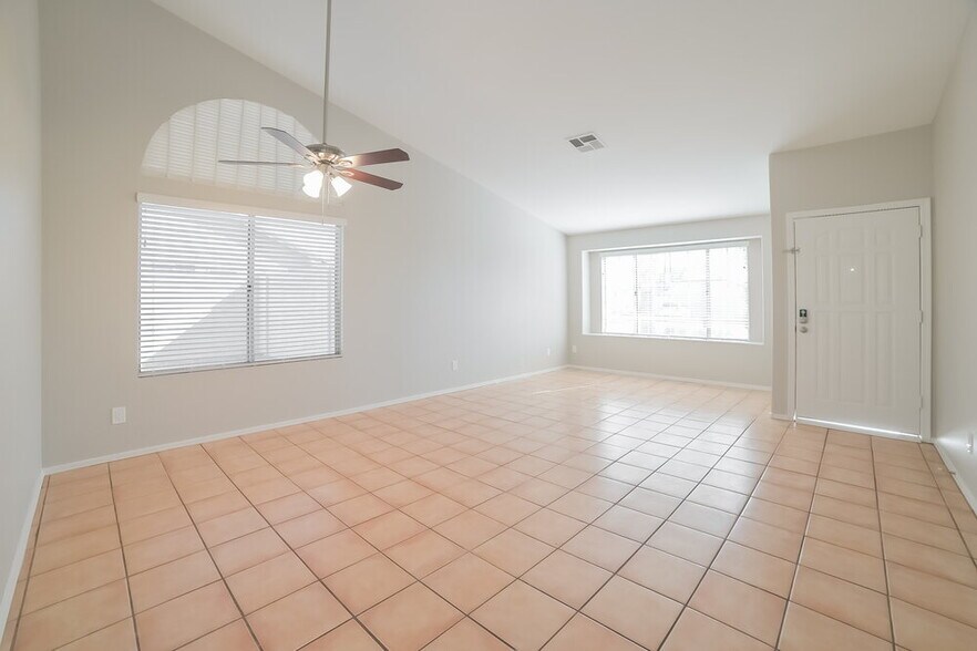 Building Photo - 6566 E Fox St