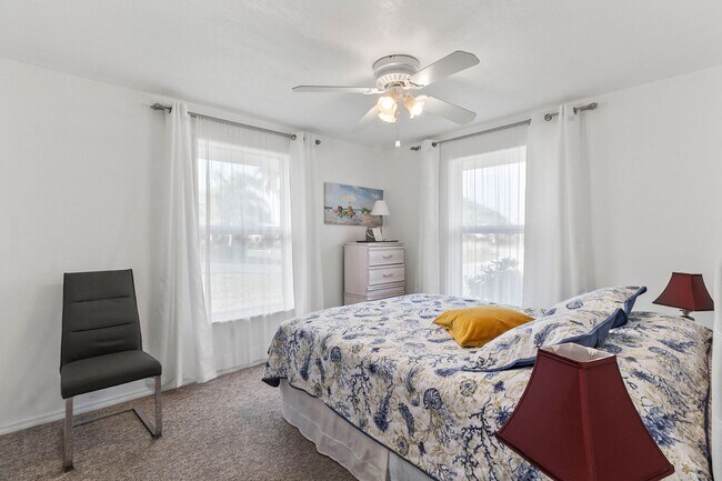 Building Photo - FURNISHED SHORT TERM RENTAL - 3 Bed / 2 Ba...