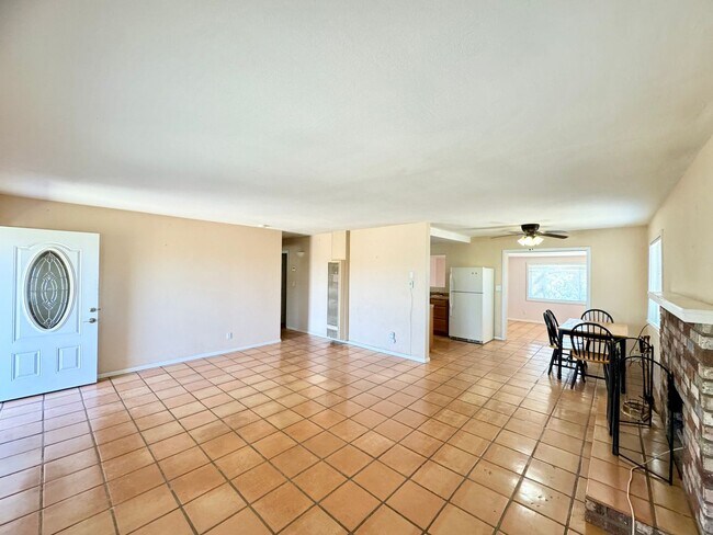 Building Photo - Come soon! 2 Bedroom home