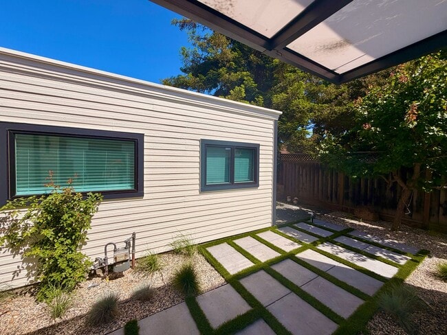 Building Photo - Never-Lived-In Luxury: 1,408 Sq Ft Detached Single-Family Home with Private Office — Downtown Sun...