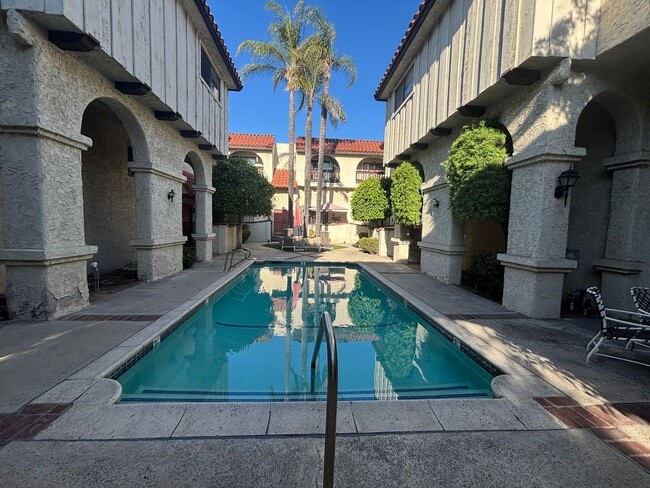 Building Photo - Amazing Spacious 2 Bedroom Condo in the He...