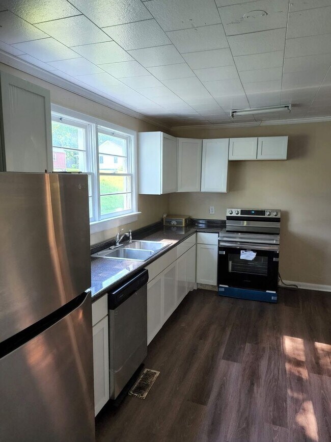 Building Photo - BELOW MARKET RENT!