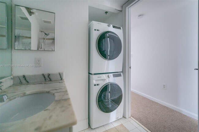 Building Photo - 1200 Brickell Bay Dr