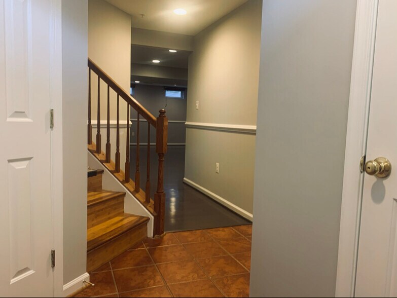 Foyer - 6520 Landing Way