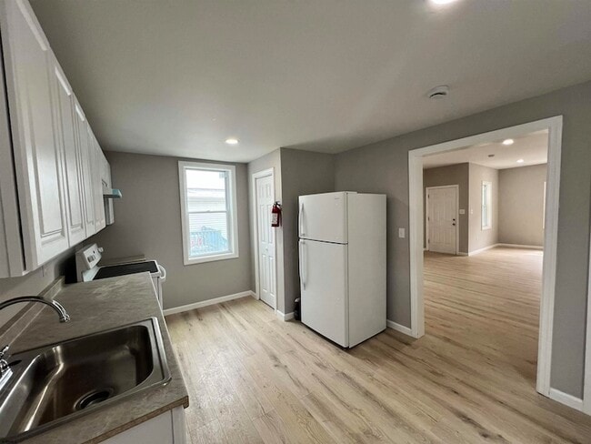 Building Photo - 21 S Spray Ave