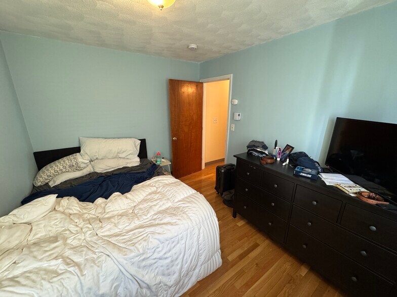 Building Photo - 217 Holland St