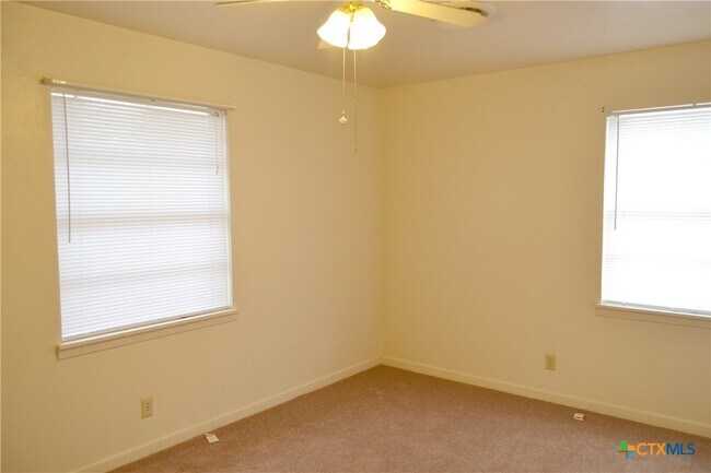 Building Photo - 1323 Gardenia Ave
