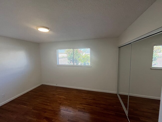 Building Photo - 1523 Wallis Ave