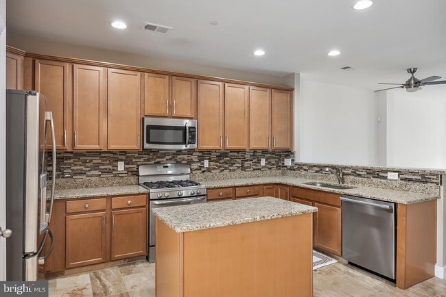 Building Photo - 490 N Palace Dr