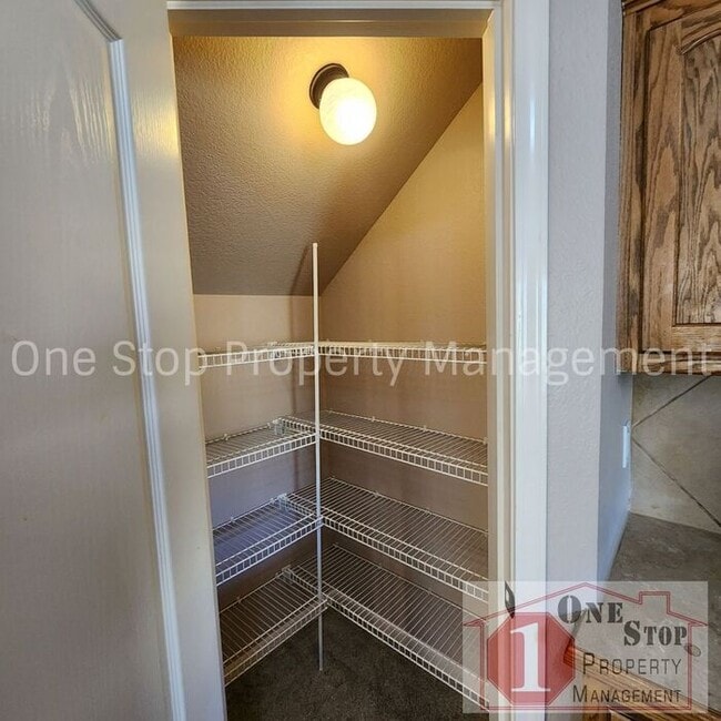 Building Photo - Generously Sized 3 bedroom, 2.5 bathroom i...