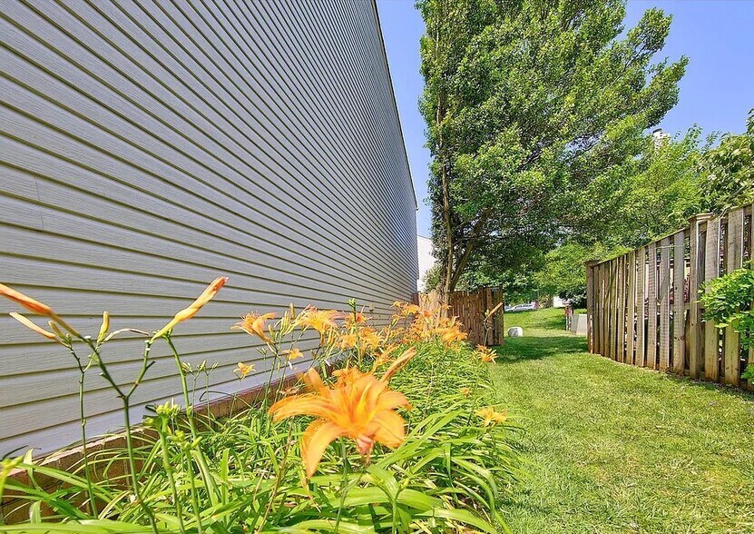 Building Photo - 6576 Medinah Ln