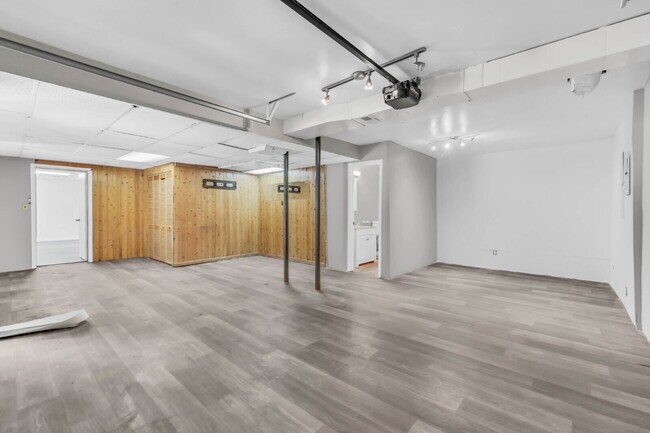 Building Photo - Wonderful 3 bed 2 bath with a modern interior