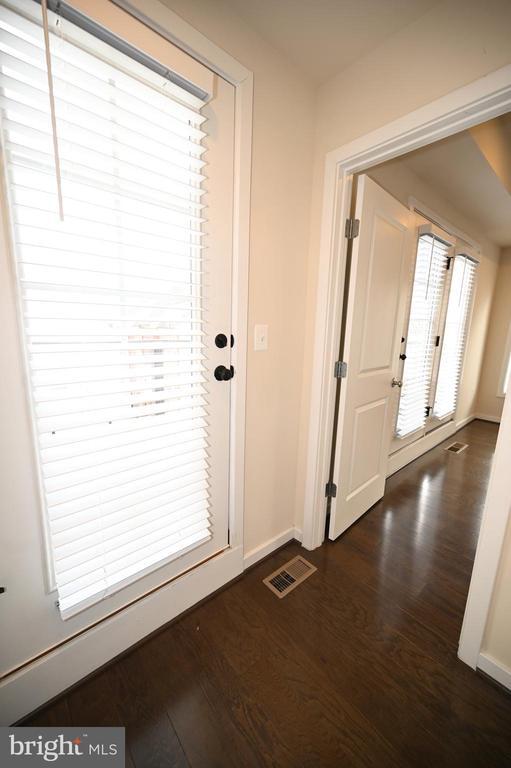 Building Photo - 2413 Glenallan Ave