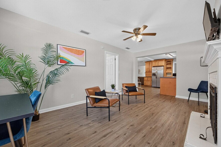Building Photo - 8633 Emerald Isle Cir S