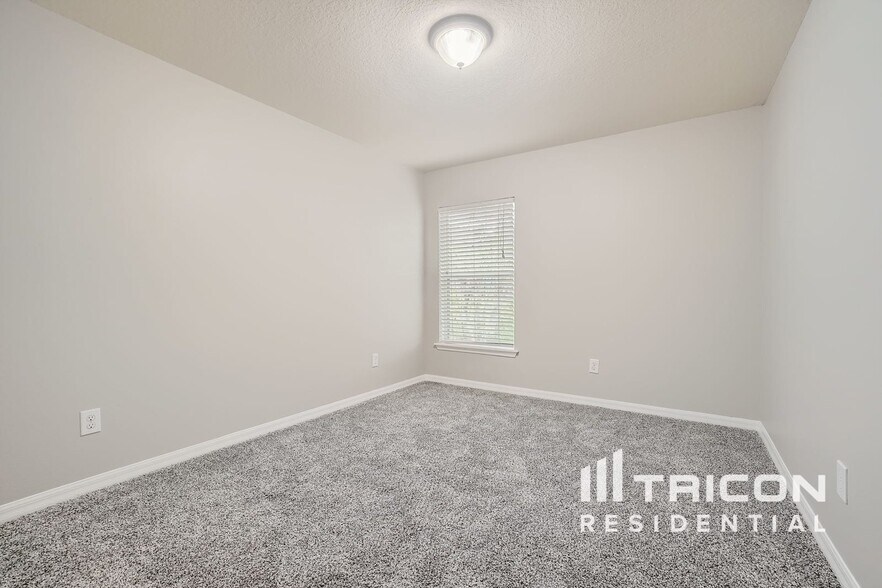 Building Photo - 11127 Lemay Dr