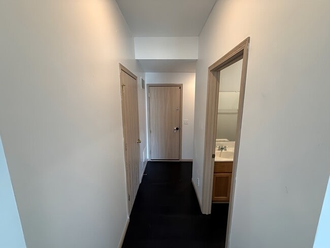 Building Photo - 3 Bed, 2 Bath Townhome Available Now!