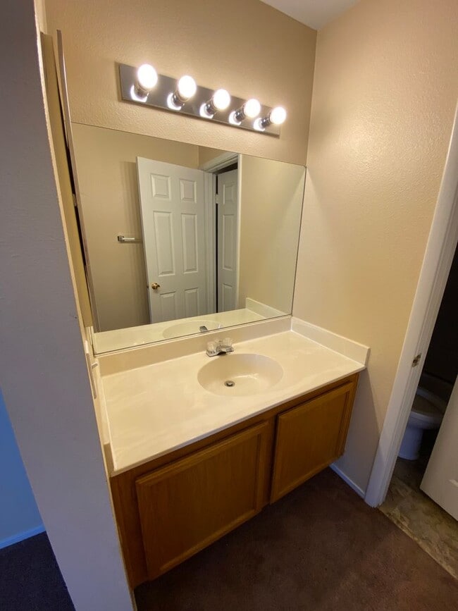 Building Photo - 3 bed, 2.5 bath, 3 car garage home in Nort...