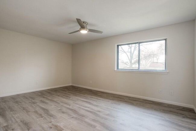 Building Photo - 2503 Versailles Dr