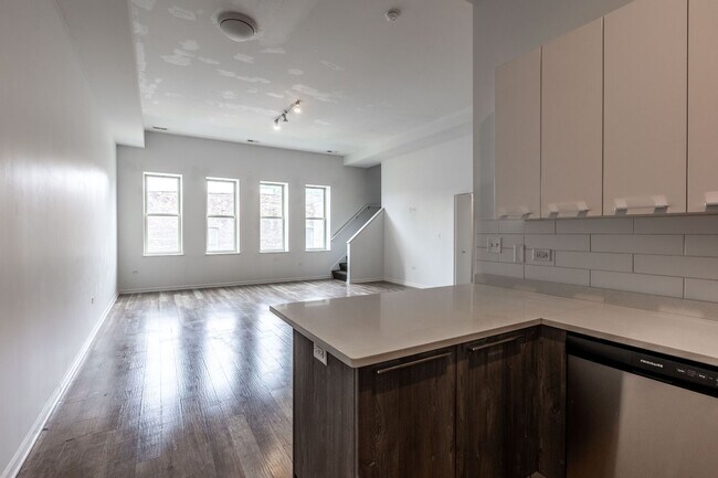 Building Photo - Spacious 3 Bed 2 Bath Duplex Up, In unit W/D in Humboldt Park!