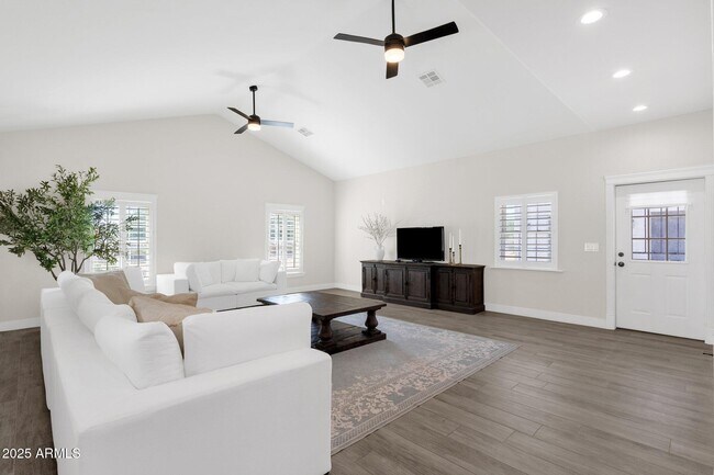 Building Photo - 856 W Quail Cir