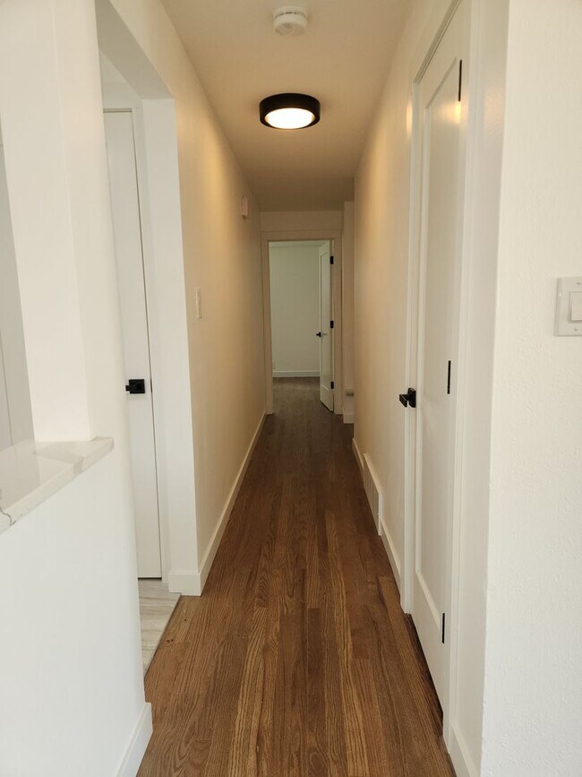 Building Photo - Completely renovated Ranch Style home in E...