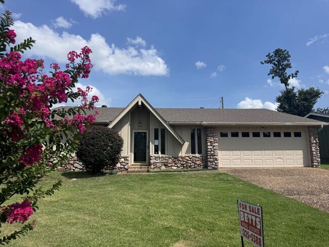Building Photo - 1115 Briar Creek Rd