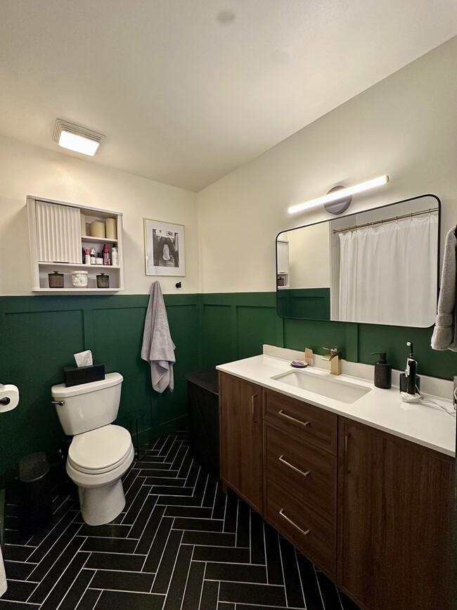 Building Photo - 660 W Wayman St