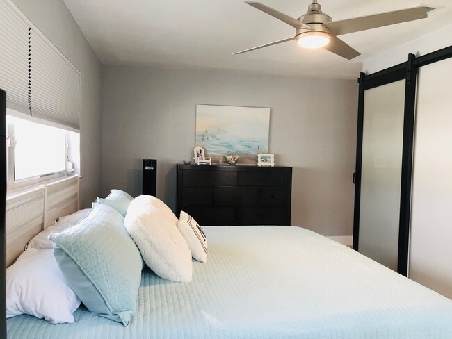 Building Photo - Experience this Short Term Furnished Off season Single Family 2/2 Pool home.