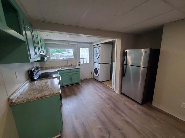 Kitchen - 10 Highland View Ave