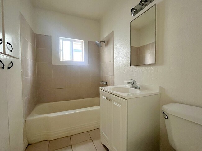 Building Photo - Locust St.