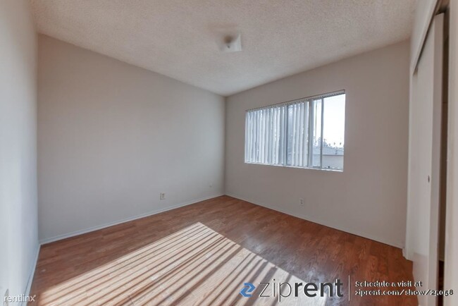 Building Photo - 2 br, 1 bath Triplex - 2218 Lincoln Park A...