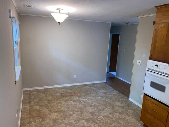 Building Photo - Quaint three bedroom, two bath all electri...