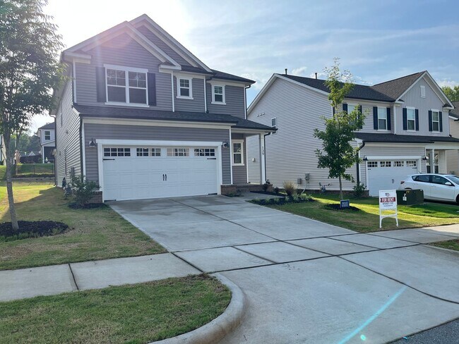 Building Photo - AMAZING LOCATION, Fantastic 4 Bed Home, In...