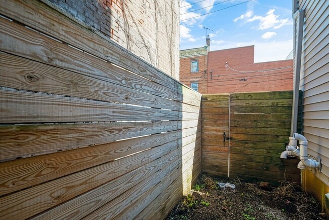 Building Photo - Stunning 4-Bedroom Townhouse with Garage and Rooftop Deck! Available late May!
