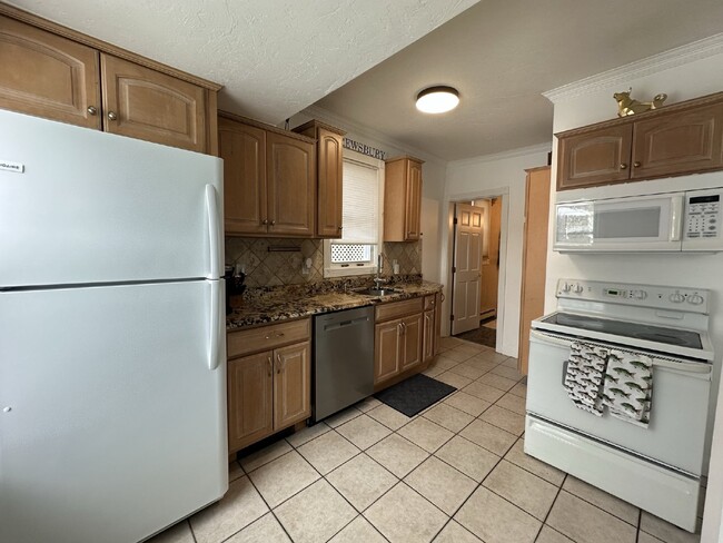 Building Photo - Luxurious 2 Bed, 2 Bath Rental on Lake Qui...