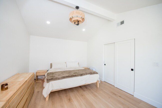 Building Photo - Remodeled South Huntington Beach Home