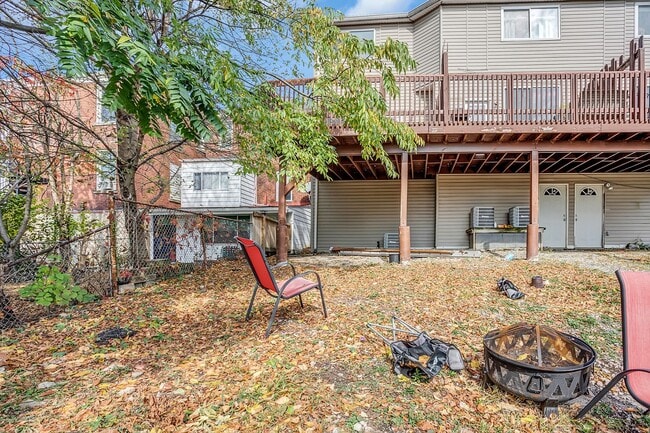 Building Photo - Spacious Two Bed Available July 10th! Central Air, Dishwasher, Laundry, Off Street Parking!