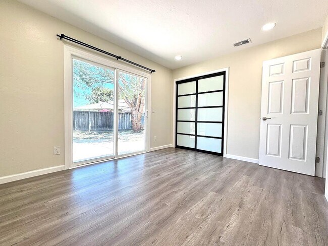 Building Photo - 908 Live Oak Dr