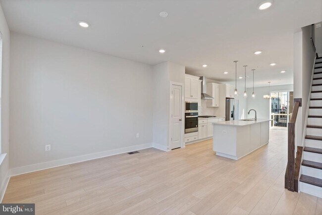 Building Photo - 2709 Light St