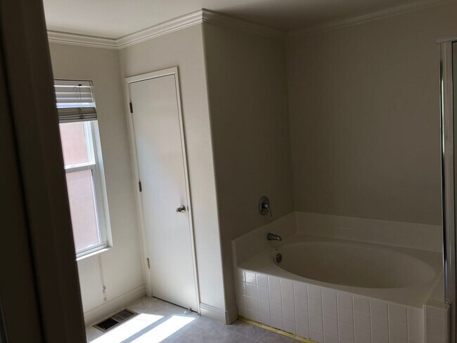 Building Photo - 3711 Compass Pointe Ave
