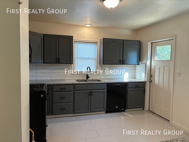Building Photo - 532 1/2 Montgomery Avenue-